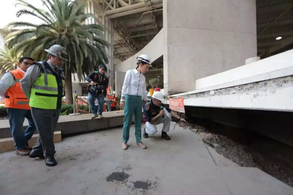 La presidenta de México, Claudia Sheinbaum, supervisando los hundimientos en CDMX. Foto: