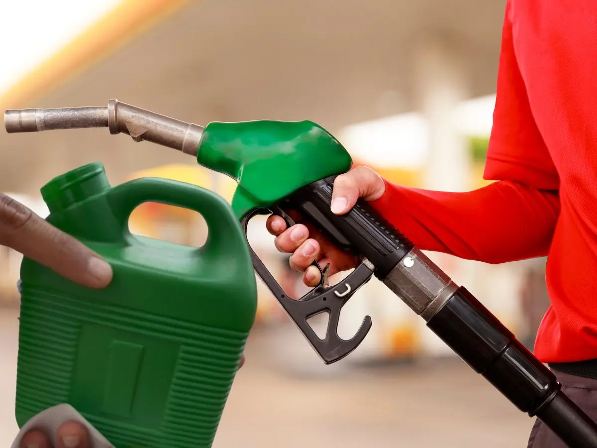 El equipo de POSTA Yucatán acudió a una gasolinera de Mérida para comprobar si sirven la cantidad justa por el precio que se indica, esto luego de que dos expendios fueran clausurados por las autoridades.- Fuente Canva y Alexis Moreno