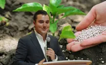 Manuel Guerra Cavazos entrega fertilizante para apoyar a los agricultores en García