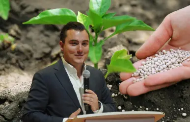 Manuel Guerra Cavazos entrega fertilizante para apoyar a los agricultores en García
