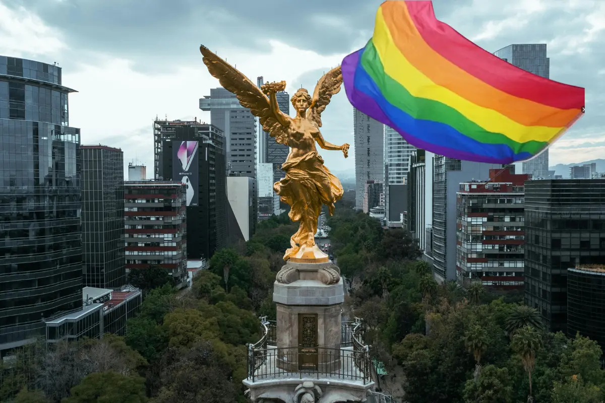 Ángel de la Independencia y bandera LGBTQ+. Foto: Canva