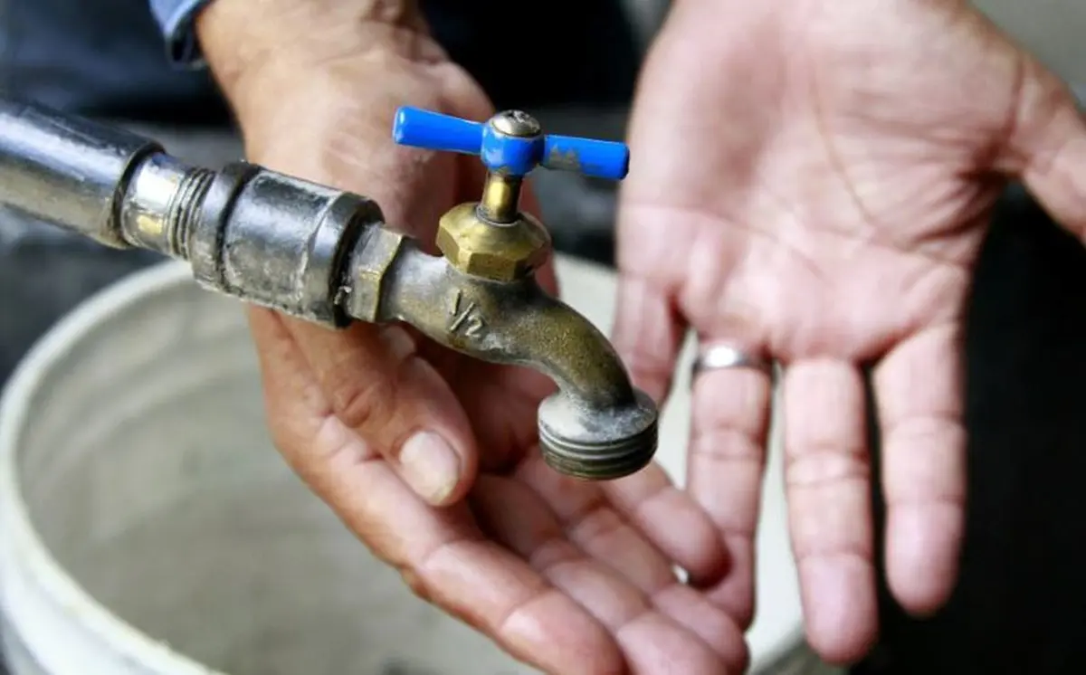 El titular de Agua y Drenaje de Monterrey, Juan Ignacio Barragán, anunció que los trabajos para restablecer el servicio de agua en las más de 40 colonias del municipio de García afectadas tardará 12 horas. Foto: letrafia.com
