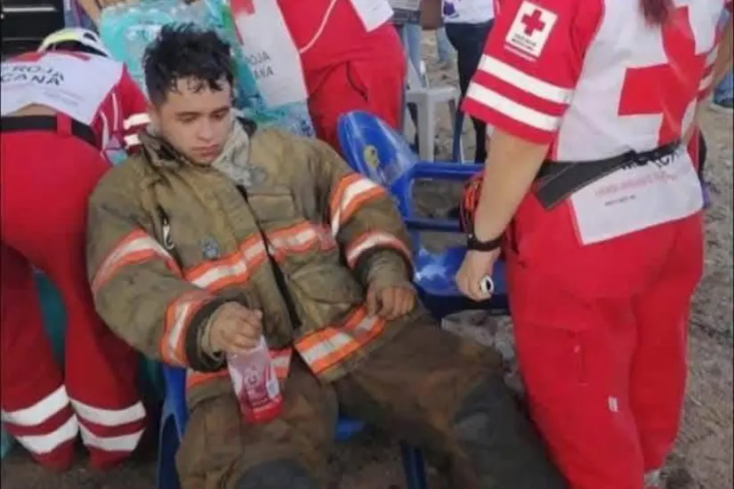 Un equipo de bomberos, entre los que se encontraba el conocido personaje, fue atacado por un enjambre de abejas. Foto: Axel Hassel