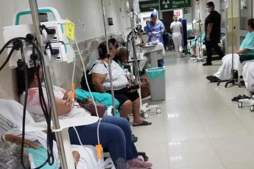 Pacientes en los pasillos del hospital del IMSS Victoria | Foto: FB