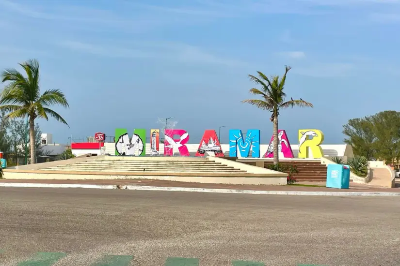 Autoridades de Ciudad Madero han depslegado cuadrillas para llevar a cabo la limpieza de la playa. Foto: Axel Hassel