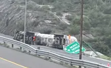 VIDEO | Camión vuelca en García y causa fuerte despliegue de rescatistas