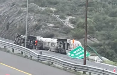 VIDEO | Camión vuelca en García y causa fuerte despliegue de rescatistas