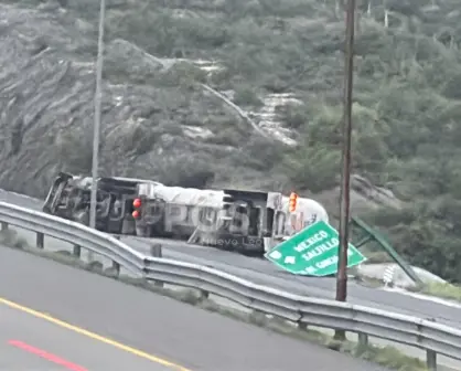 VIDEO | Camión vuelca en García y causa fuerte despliegue de rescatistas