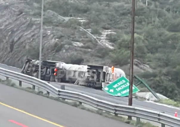 VIDEO | Camión vuelca en García y causa fuerte despliegue de rescatistas