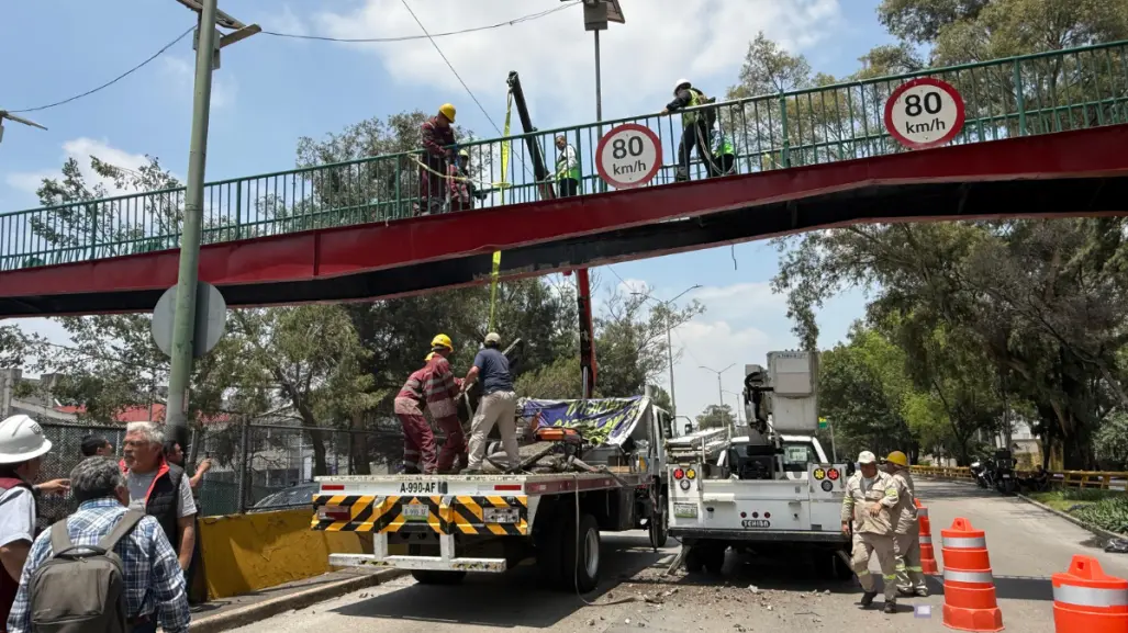 Cae parte de puente peatonal en Río Churubusco; no se reportan heridos