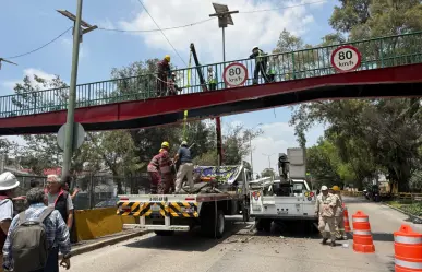 Cae parte de puente peatonal en Río Churubusco; no se reportan heridos