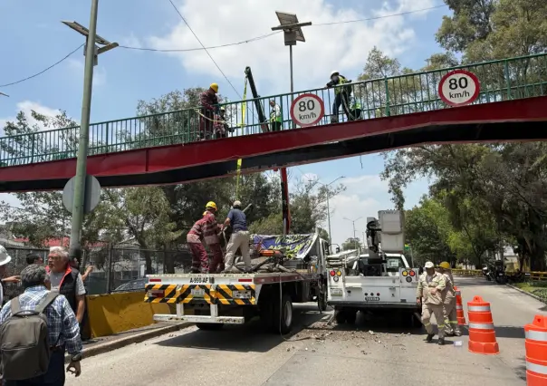 Cae parte de puente peatonal en Río Churubusco; no se reportan heridos