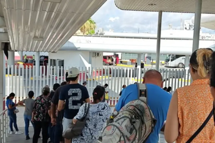 Fila peatonal en el puente Hidalgo |Foto: FB