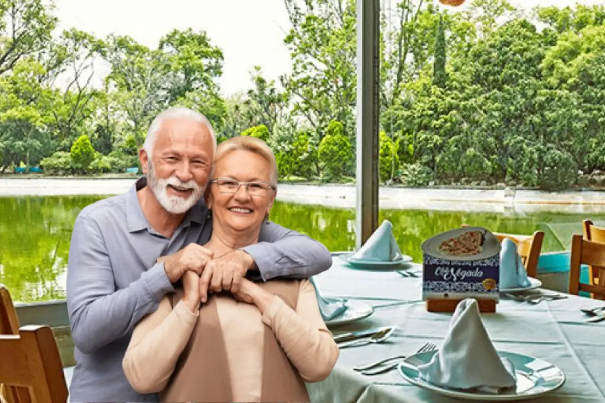 Restaurante en el Bosque de Chapultepec y adultos mayores. Foto: Freepik y delbosquerestaurante.com.mx | Canva