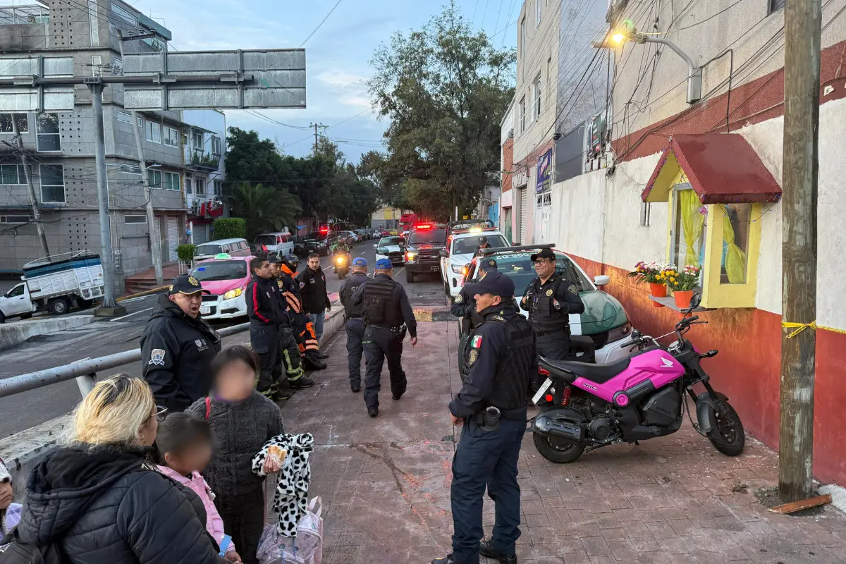 Familias evacuadas por un socavón en la Miguel Hidalgo. Foto: Ramón Ramírez
