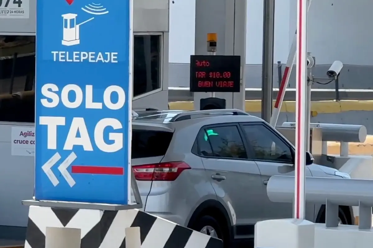 Automóvil cruzando caseta de peaje con tag Foto:X(Twitter) @CAPUFE