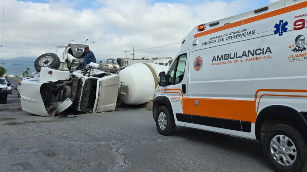 Volcadura de camión en Juárez deja a dos personas lesionadas
