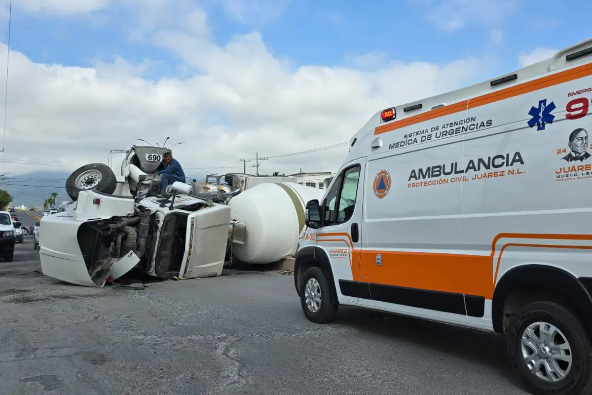El vehículo transportador de concreto fue el que resultó con mayores daños, pues quedó de costado sobre la carpeta asfáltica/Foto: Protección Civil de Juárez