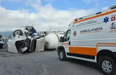 Volcadura de camión en Juárez deja a dos personas lesionadas