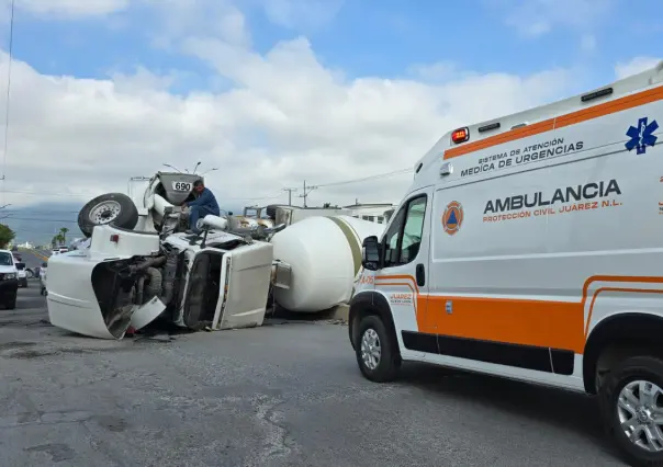 Volcadura de camión en Juárez deja a dos personas lesionadas
