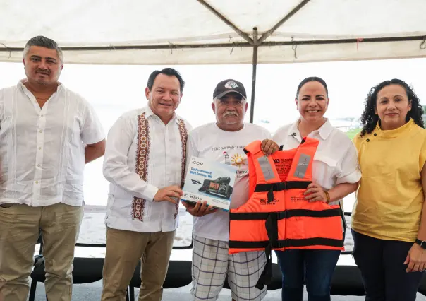 Más seguridad en altamar para pescadores de Telchac Puerto con chalecos y radios