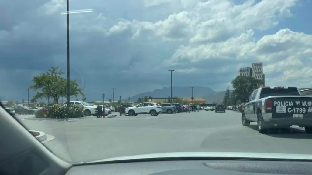 Saltillo: Policías retiran placas a conductores en estacionamiento de Costco