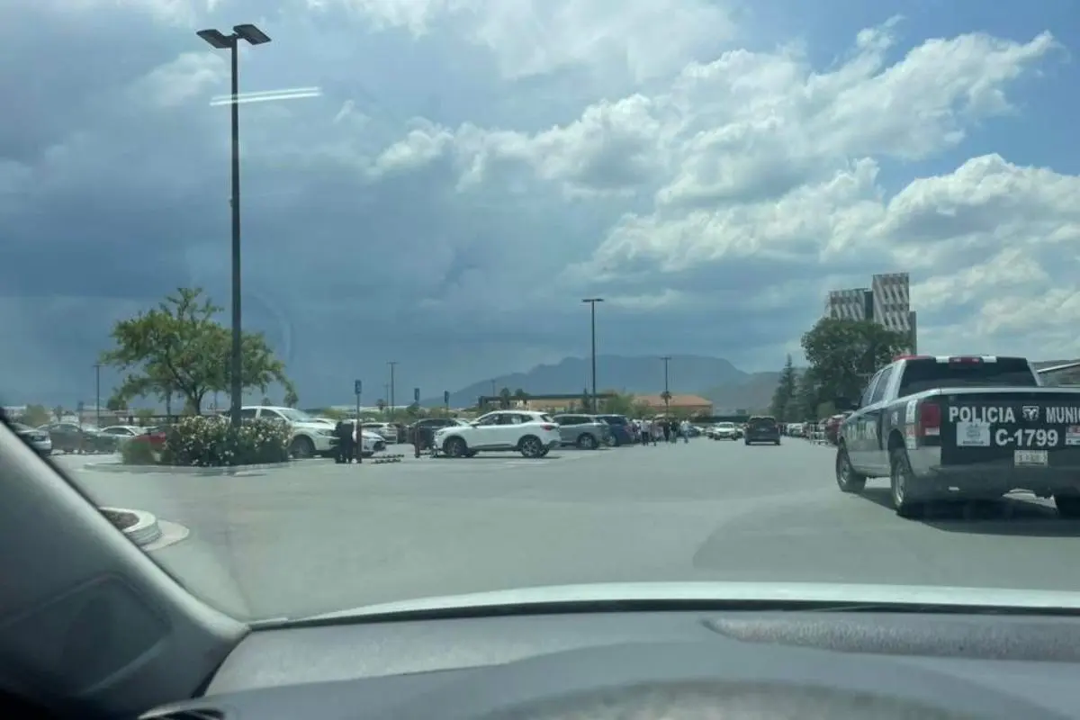 Policías en Saltillo quitan placas en estacionamiento de Costco. Foto de Fanáticos de Costco.