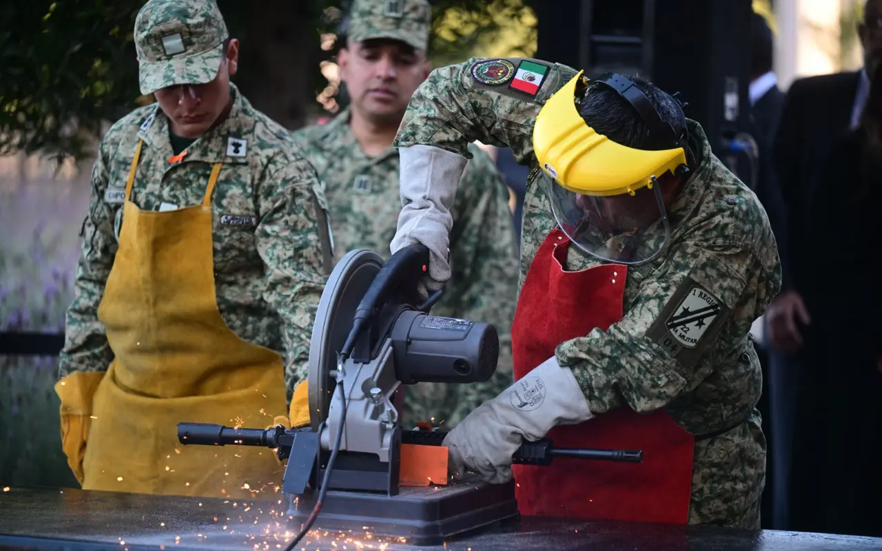 Personal del programa Canje de Armas 2025 destruye con maquinaria el armamento entregado de forma voluntaria en el Estado de México. Foto: @delfinagomeza (Canva)
