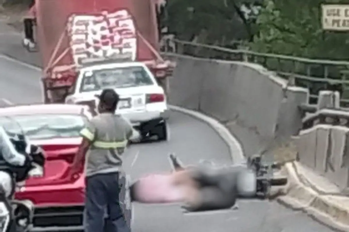 Imagen con blur del motociclista atropellado sobre la carretera Foto: Vecinos Atentos MTY SUR