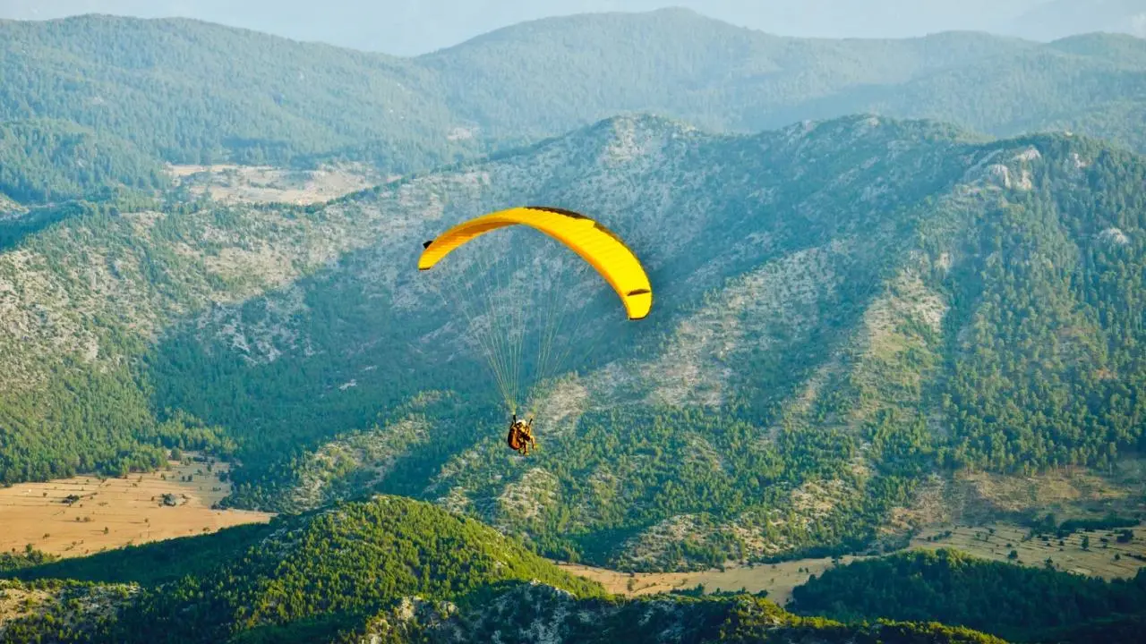 Escápate a un paraíso natural en Edomex ideal para volar en parapente entre montañas y ríos. Foto: Canva