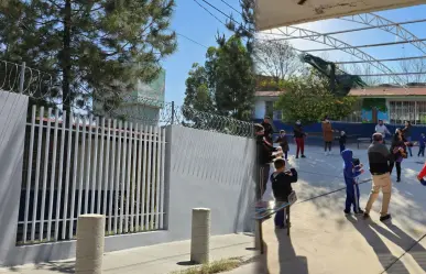 La pequeña escuela de Durango cuyo único acceso está dentro de un mercado