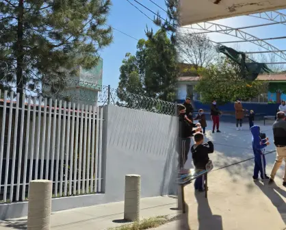 La pequeña escuela de Durango cuyo único acceso está dentro de un mercado