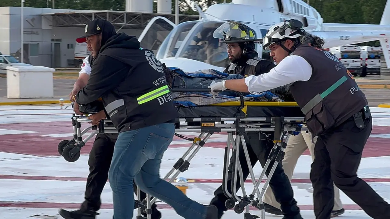 Lesionados por un rayo, dos hombres fueron trasladados de urgencia a la capital del estado. Foto: CEPC.