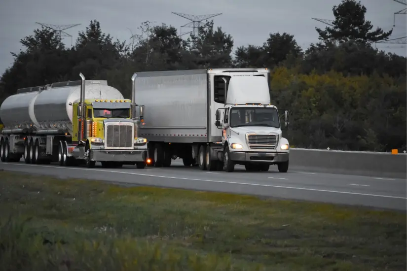 Estados Unidos exige a los choferes de autotransporte comercial dominar el idioma inglés al internarse en su territorio. Foto: Freepik 