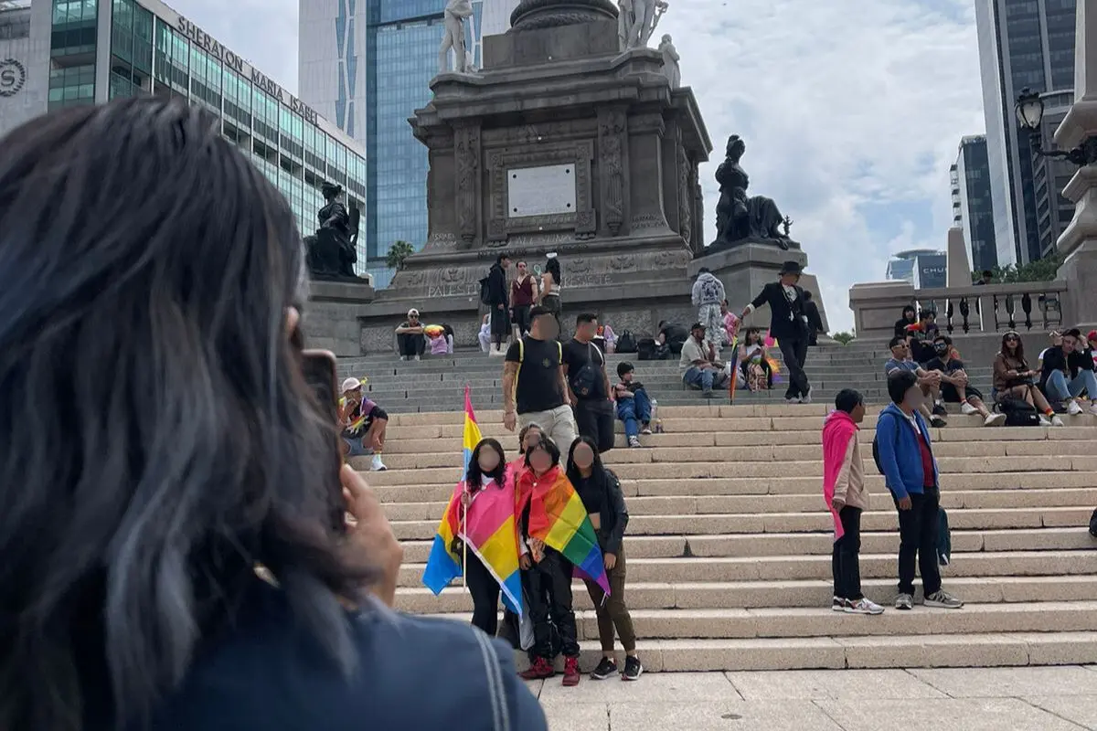 Asistentes a la Marcha LGBTTQ+ llegando al Ángel de la Independencia Foto: Iván Macías