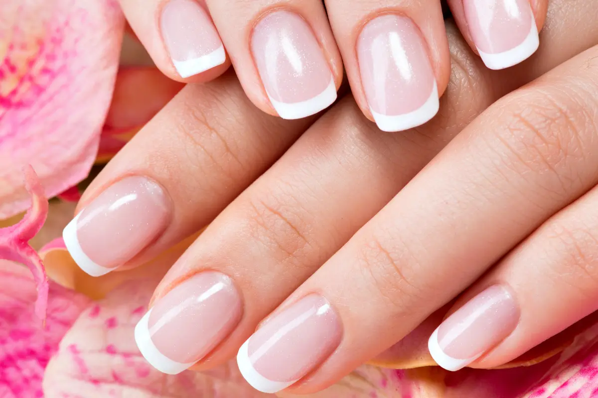 La base de la manicura francesa, ya sea en uñas largas o cortas es la misma, debe estar bien limadas, limpias e hidratadas. Foto: Canva