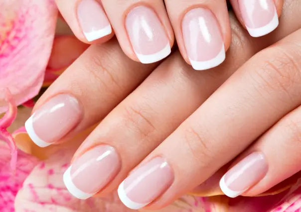 Manicura de clase alta: la tendencia francesa para mujeres que tienen uñas cortas
