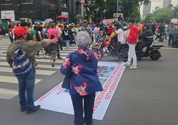 Indígenas mazahuas y triquis bloquean Eje Central: exigen espacios para vender artesanías