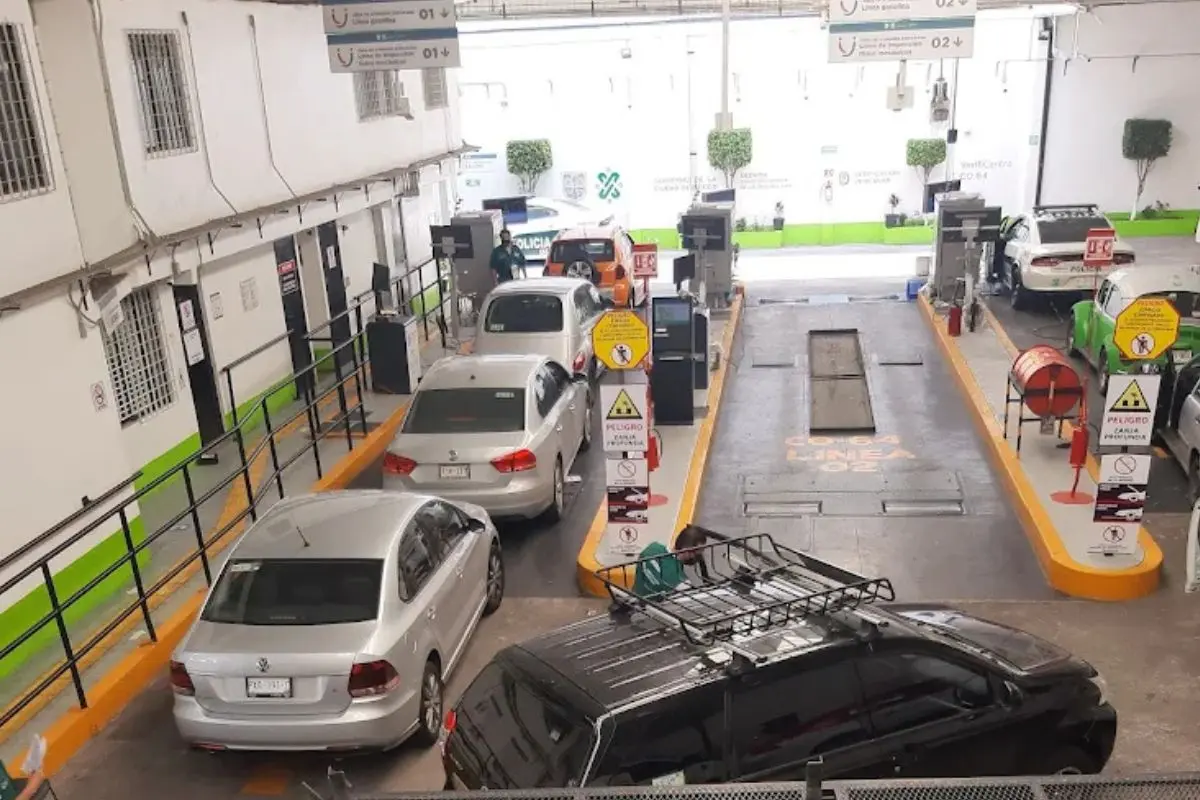 Vehículos entrando a un verificentro de la CDMX. Foto: Google Maps (Natty Villegas)