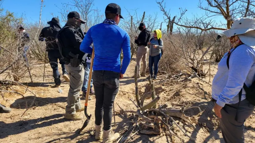 En cada fosa se encontraron restos óseos y prendas de vestir. Foto: Facebook / Búsqueda x La Paz