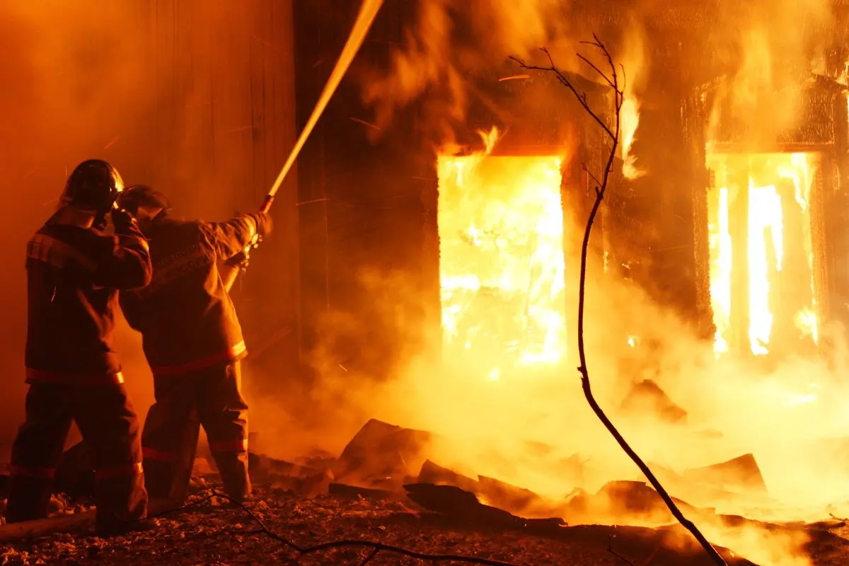 Bomberos tratando de sofocar un incendio Foto: Canva