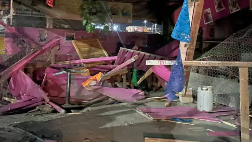 El vehículo entró al local y destruyó parte de la estructura frontal. Foto: Facebook / Snacks Delicias
