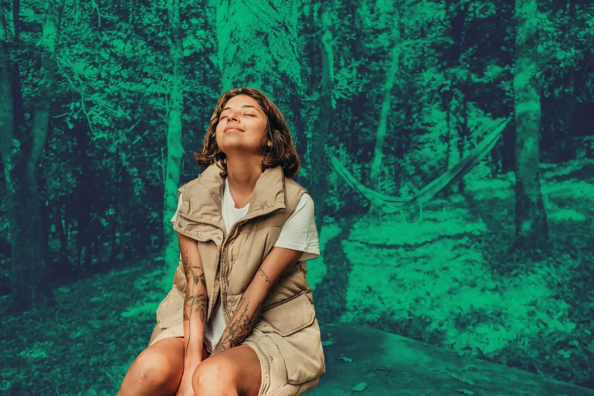 Una mujer en la naturaleza. Foto: Canva