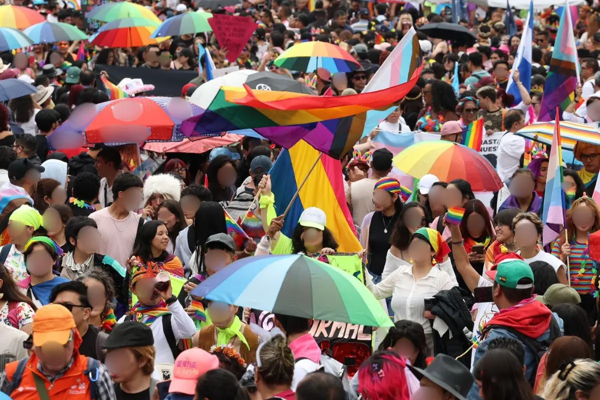 Marcha LGBT 2025 en CDMX. Foto: X (@GobCDMX) | Canva