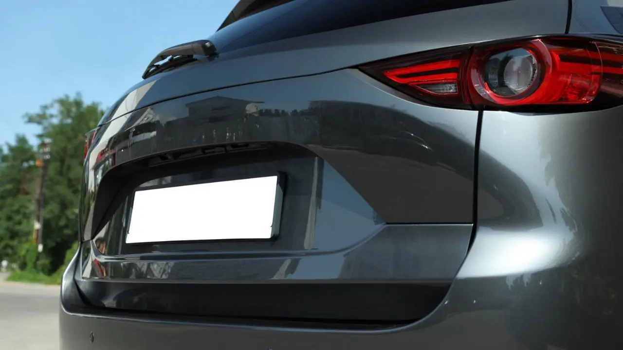 Multas en Edomex: sanciones por no portar placas o usar vidrios polarizados. Foto: Canva