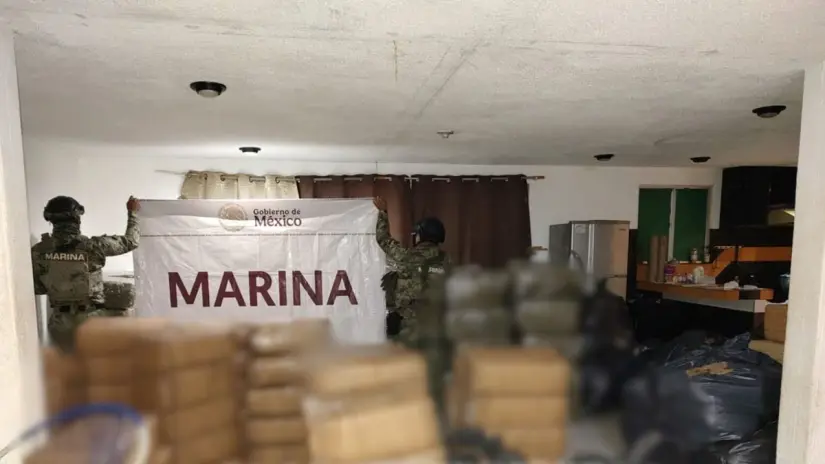 También se aseguró un vehículo y otros objetos relacionados con actividades delictivas. Foto: Secretaría de Marina
