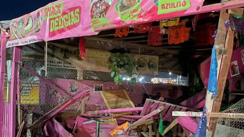 El impacto dañó malla, muebles y parte de la fachada del negocio. Foto: Facebook / Snacks Delicias