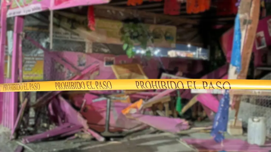 ¡Se dio a la fuga! Puesto en Los Cabos queda destrozado tras ser embestido por un auto