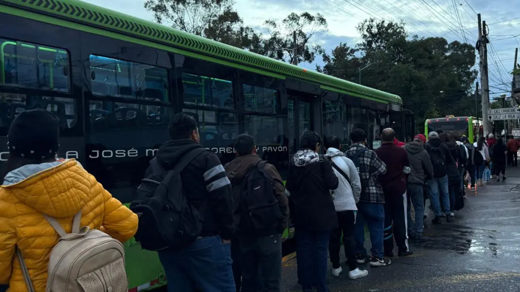 Colapso en Línea 8 del Metro: usuarios caminan y esperan RTP tras cierre por lluvias