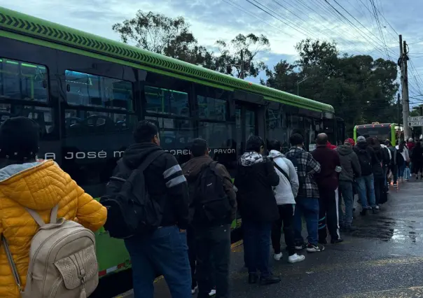 Colapso en Línea 8 del Metro: usuarios caminan y esperan RTP tras cierre por lluvias